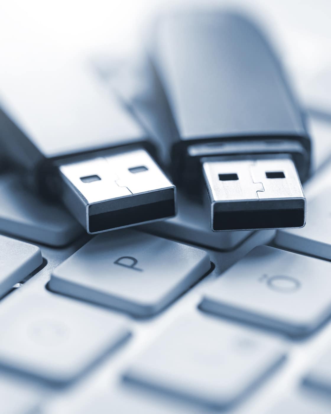 Zwei Memory-Stocks auf einer Computer-Tastatur